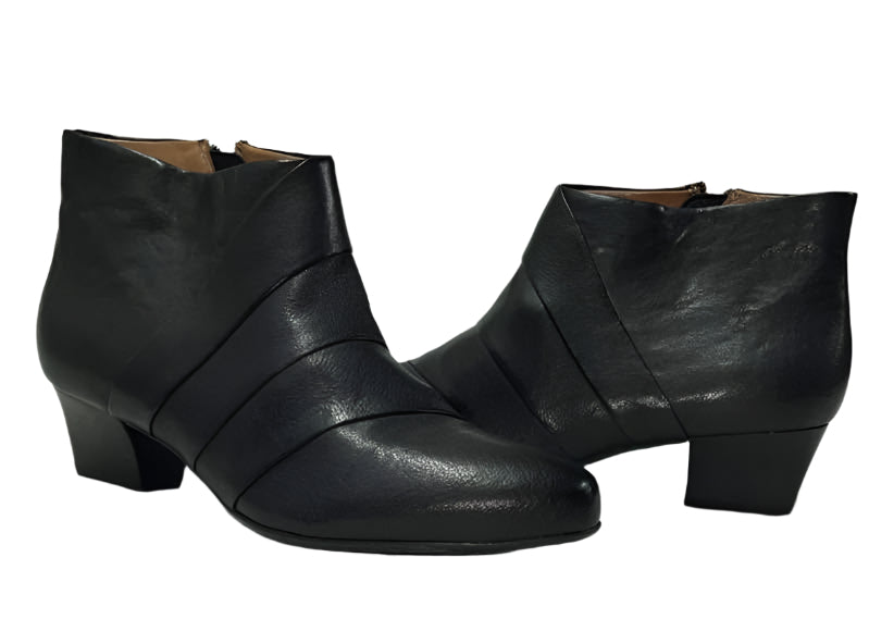 Women’s Racheal Black Leather Ankle Boot 9M by Sofft