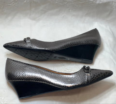 SOFFT Women's Pointed-toe Embossed Snakeskin Metallic Leather Wedge 11M