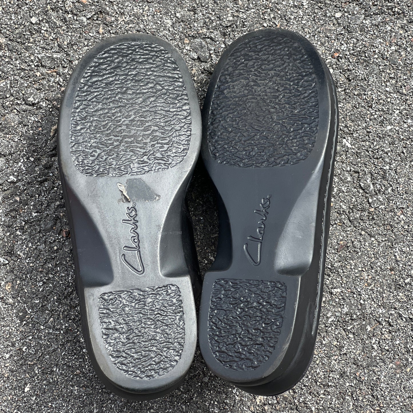 Woman’s  Clarks  Open-back Clog. 7W Black Leather