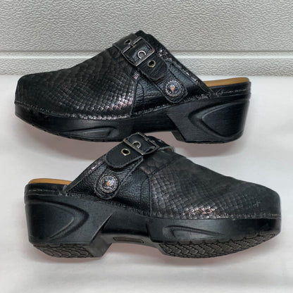 Women’s Nurse Mates Casey Pillow-top Open-back Clog 9M Black Printed Silver Scaled Leather