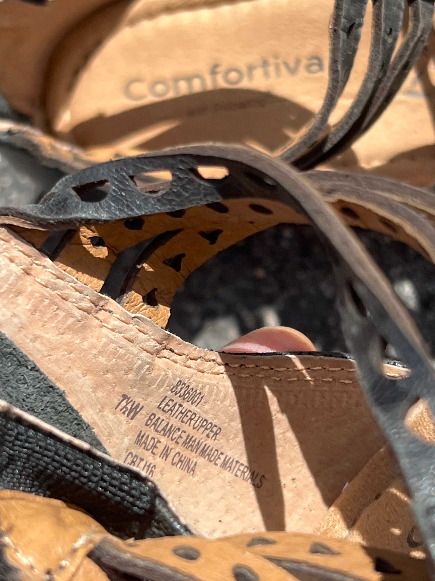 Women’s  Comfortiva Kaelin Gladiater Sandal  7.5W Black Leather