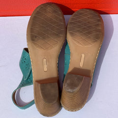 Woman’s Isola •Bricen• Signature Flat 8M Tan Leather