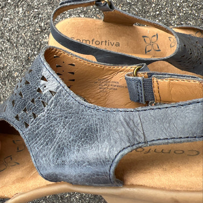 Women’s Comfortiva Felda Sandal 8M blue leather