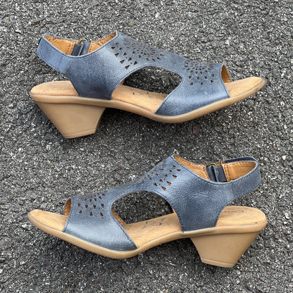 Women’s  Comfortiva Felda Sandal 6.5M Blue Leather