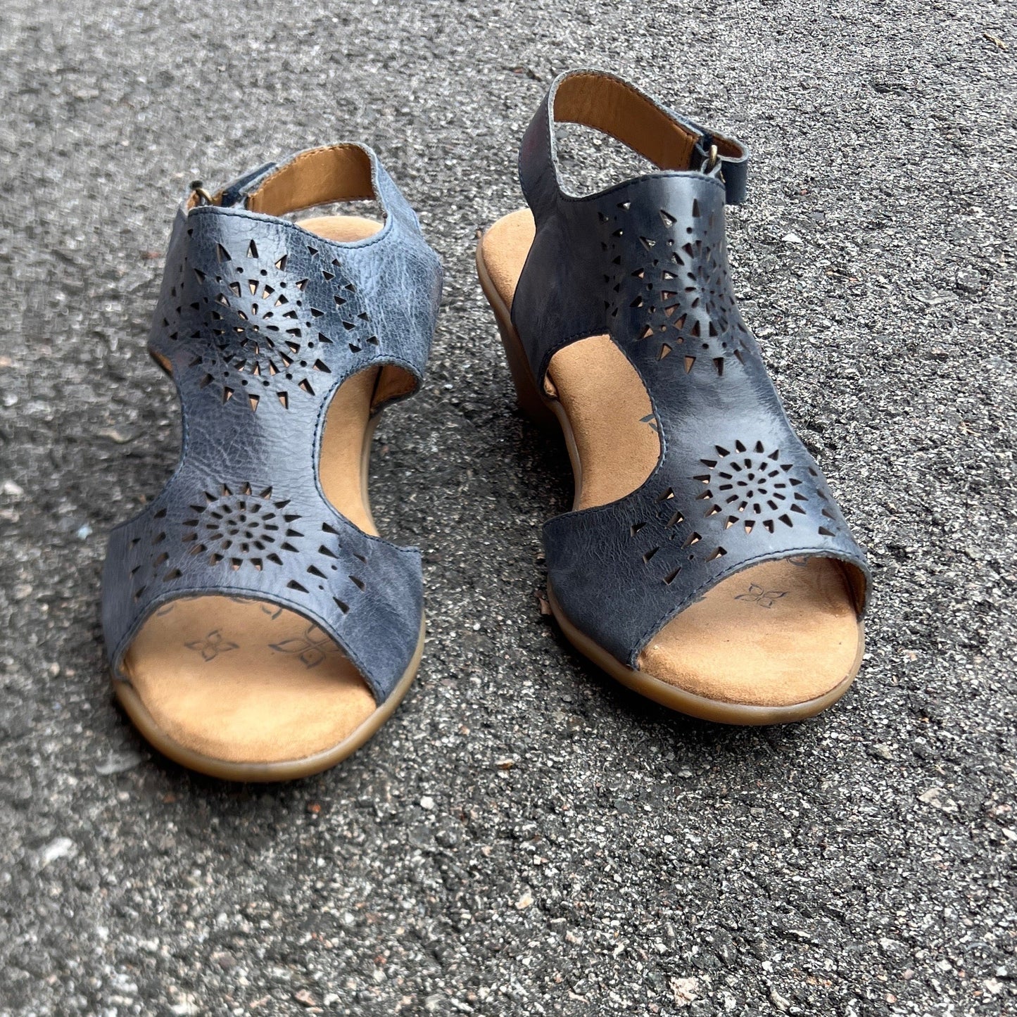 Women’s Comfortiva Felda Sandal 8M blue leather