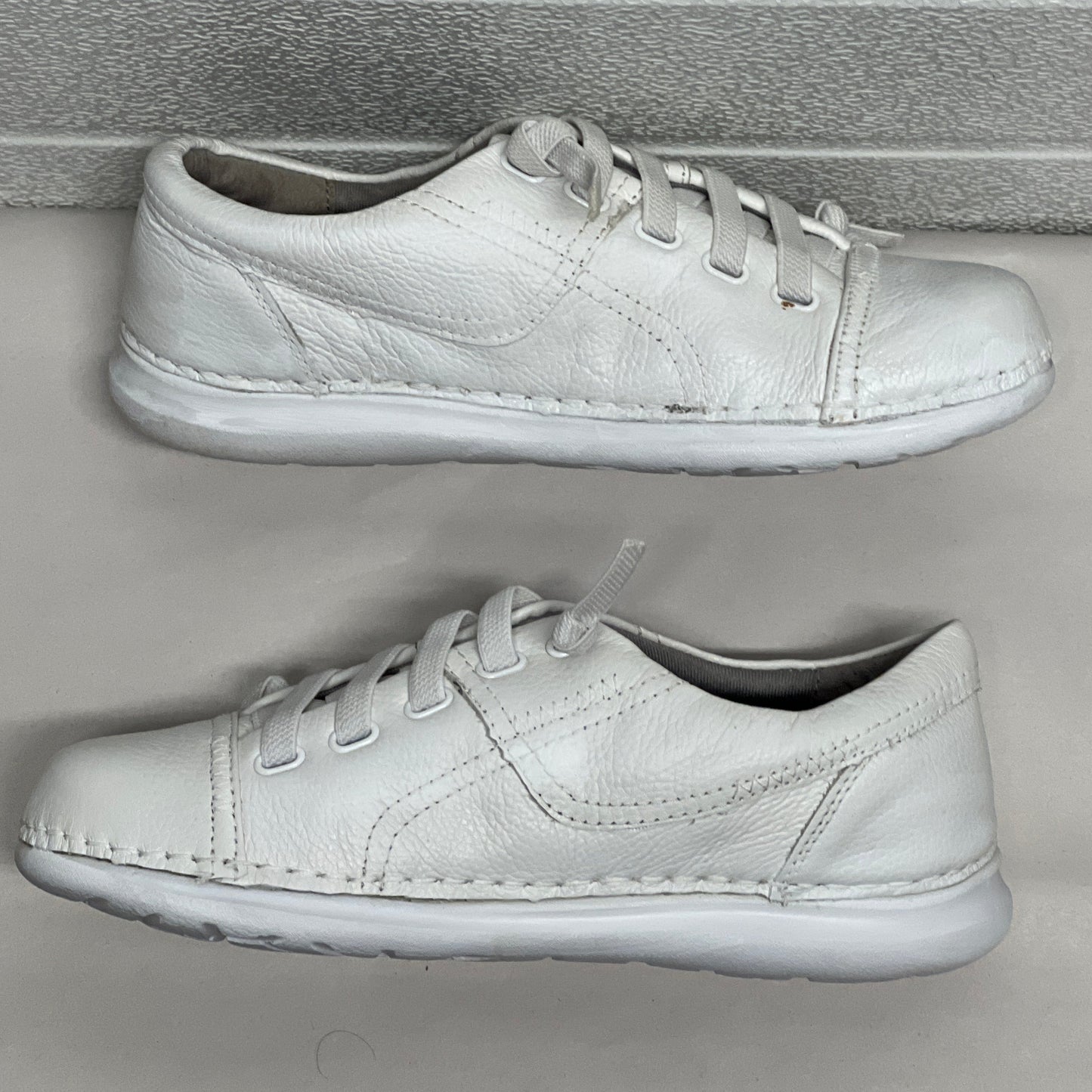 Women’s Nurse Mates Tibby pillowTop lightweight stretch laced Cap toe 6.5W White Leather