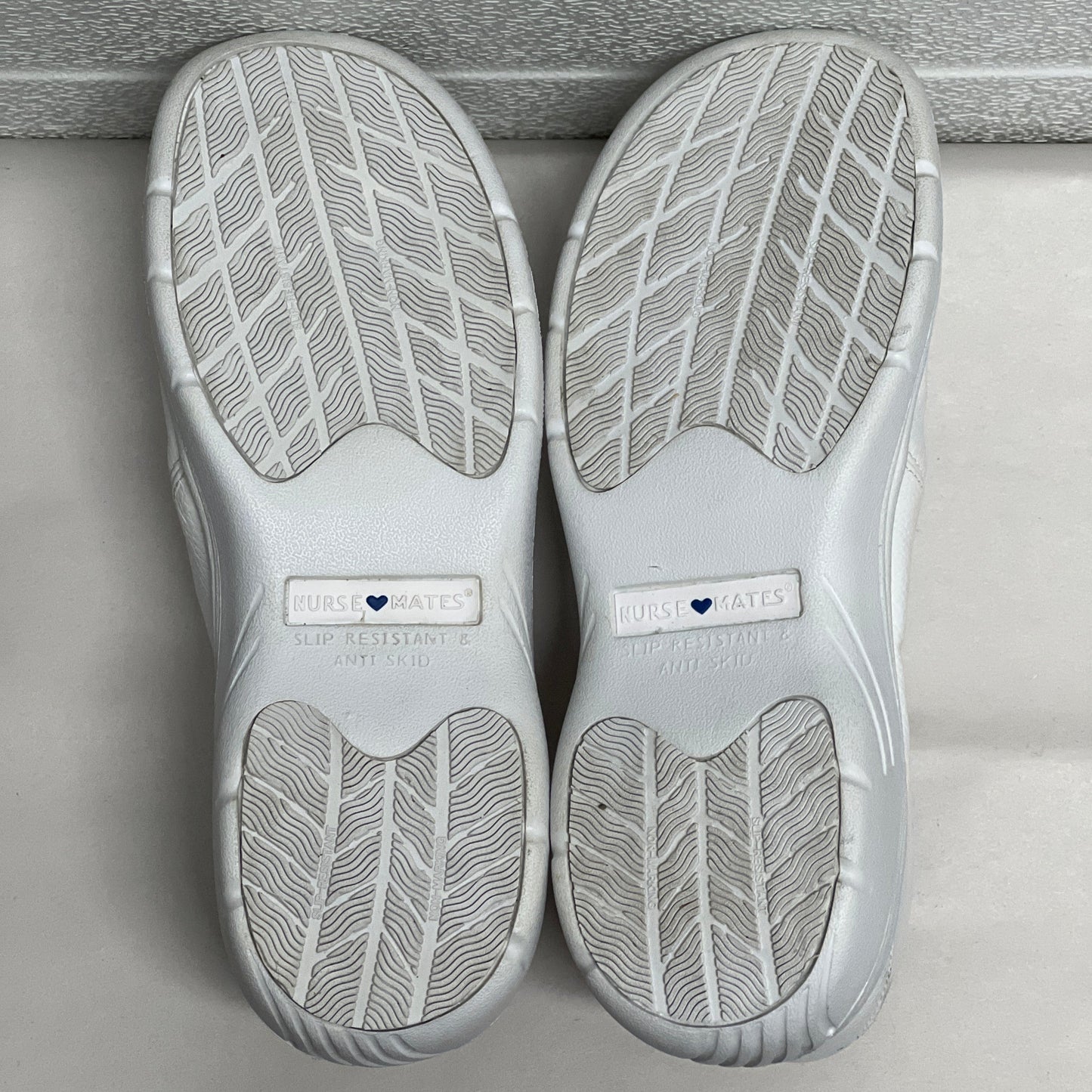 Women’s Nurse Mates Dove Twin-gore Slipon 6M White Leather