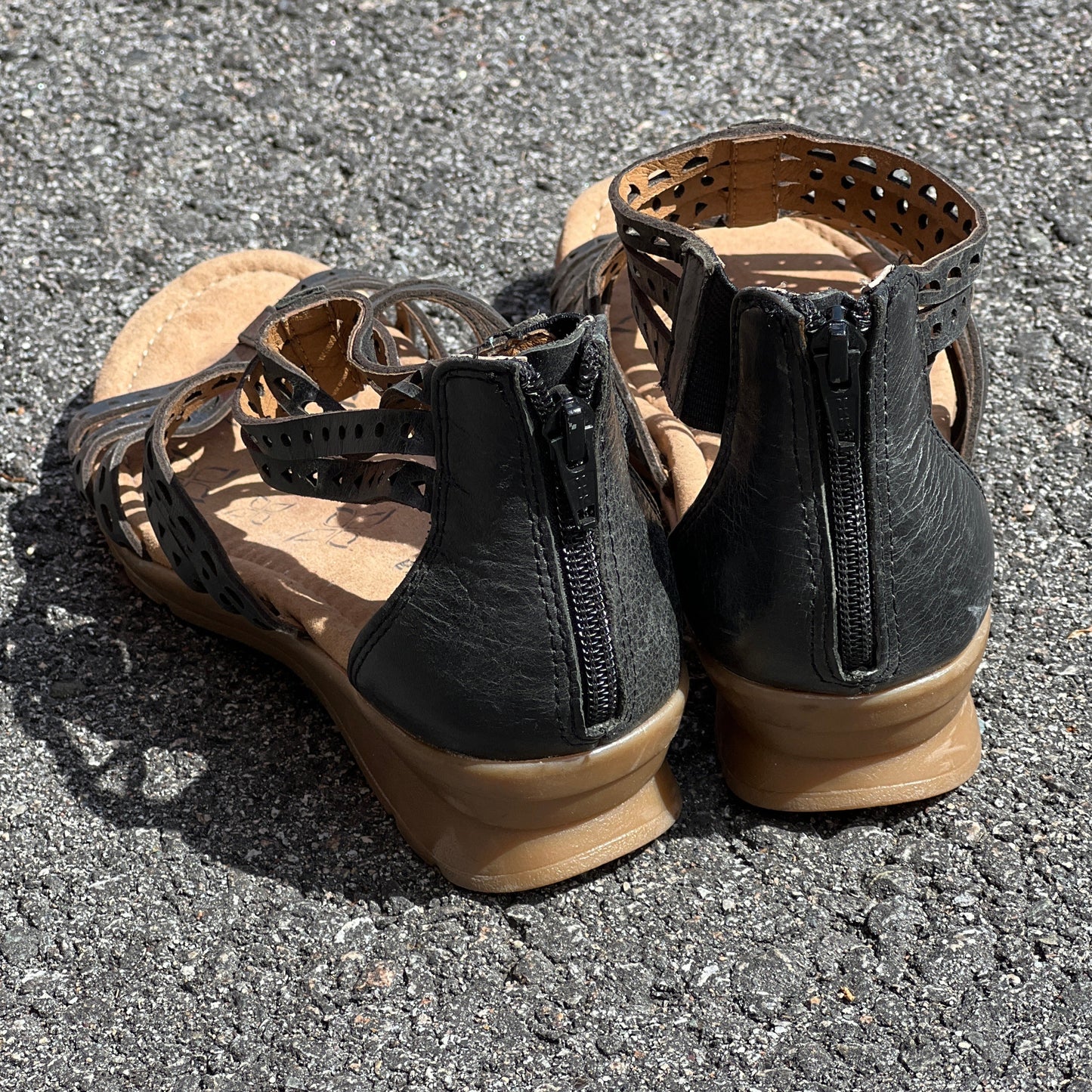 Women’s  Comfortiva Kaelin Gladiater Sandal  7.5W Black Leather