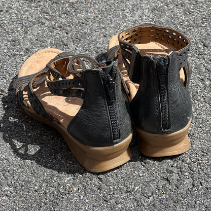 Women’s  Comfortiva Kaelin Gladiater Sandal  7.5W Black Leather