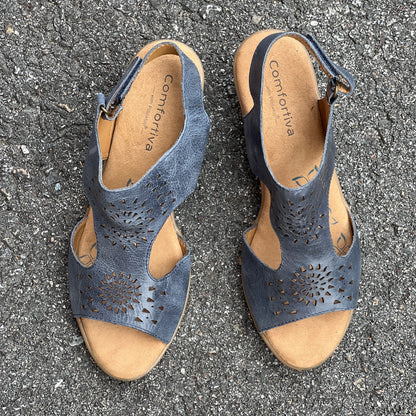 Women’s Comfortiva Felda Sandal 8M blue leather