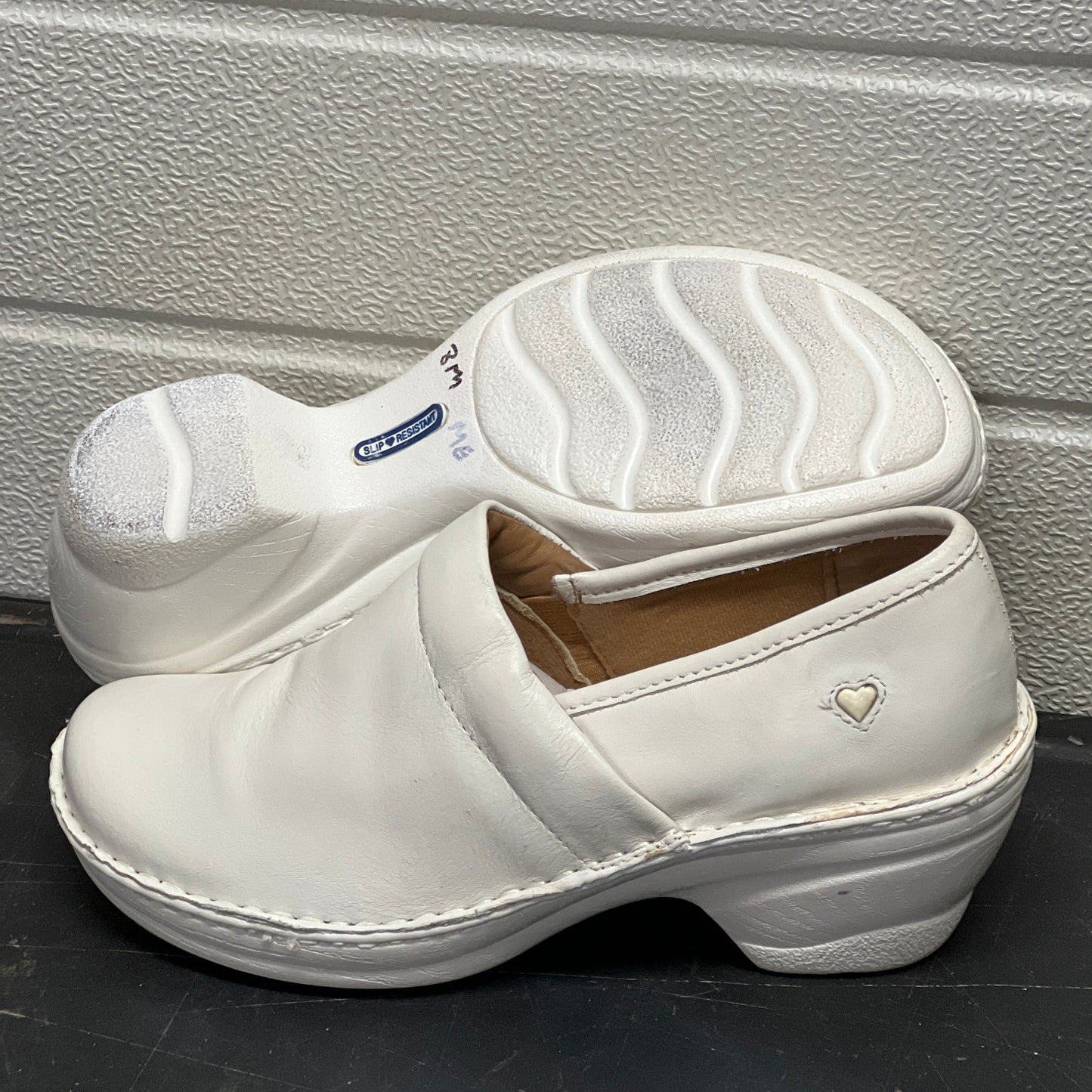 Women’s Nurse Mates Halle  Pillow Top Clog  8M White Leather